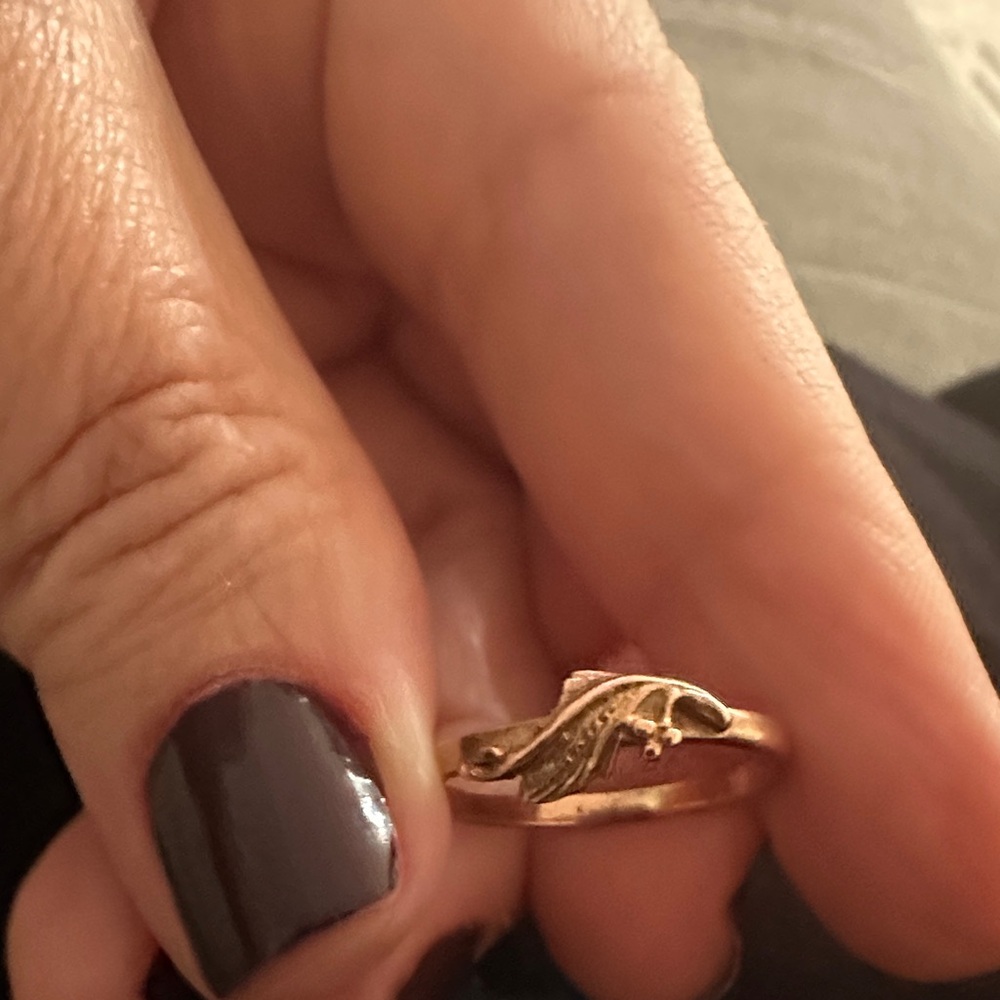Elegant Gold Women's Ring - Picture 3 of 4